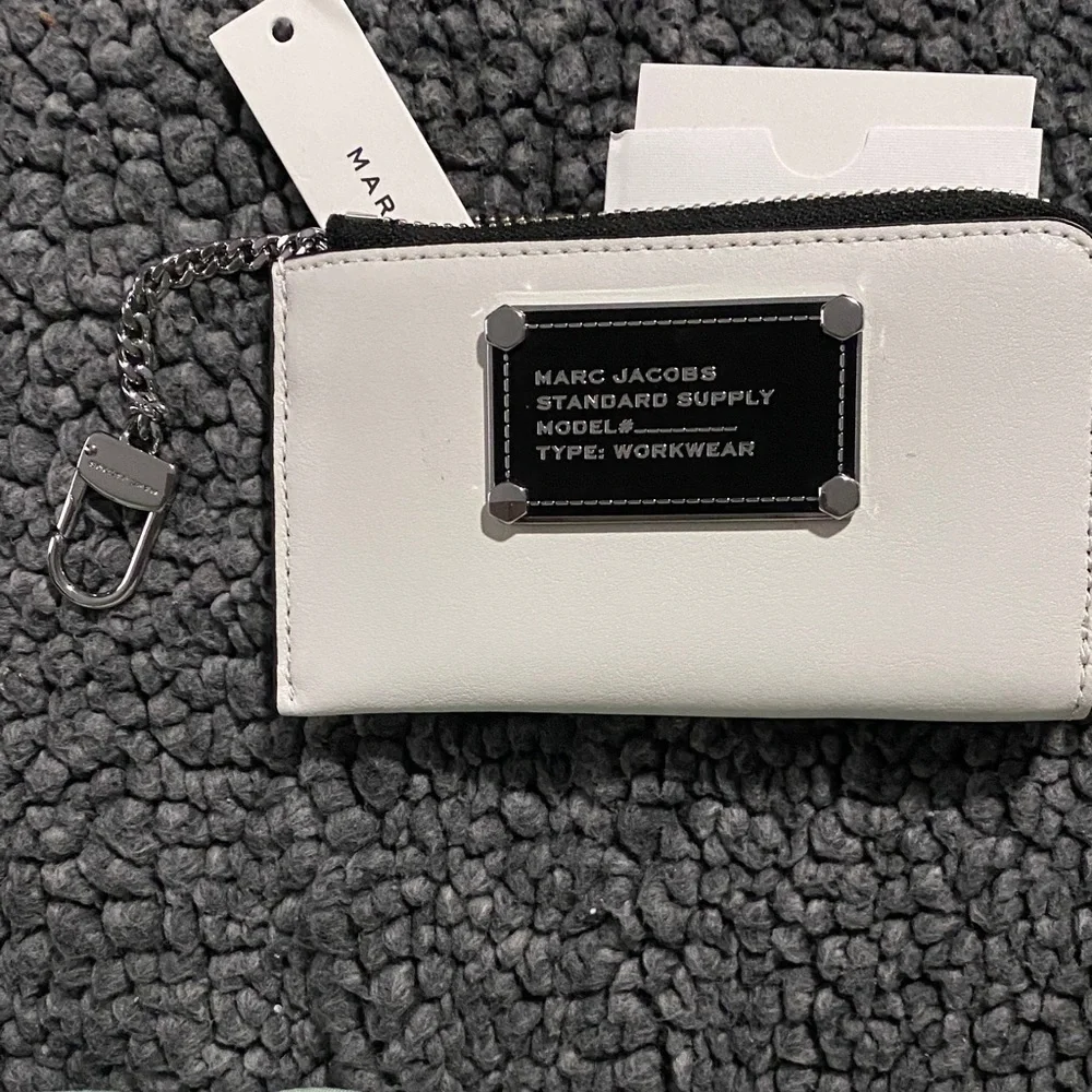 Marc Jacobs White Leather Zip Card Holder with Black Plaque